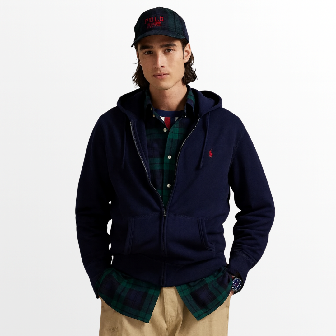 „Herren Hoodie und Jogger in Dunkelblau getragen – sportlich und bequem.“